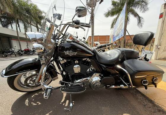 HARLEY-DAVIDSON ROAD KING CLASSIC 